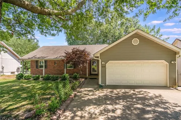 215 N Darrowby DR, Raymore, MO 64083