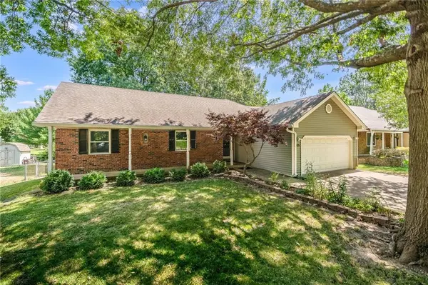 215 N Darrowby DR, Raymore, MO 64083