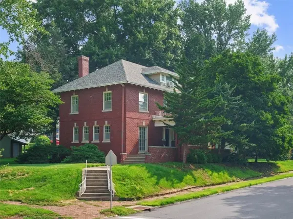2301 Clay ST, St Joseph, MO 64501
