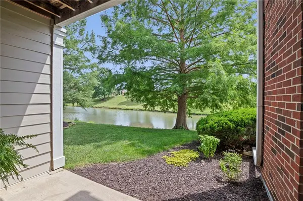 11626 Tomahawk Creek Pkwy #J, Leawood, KS 66211