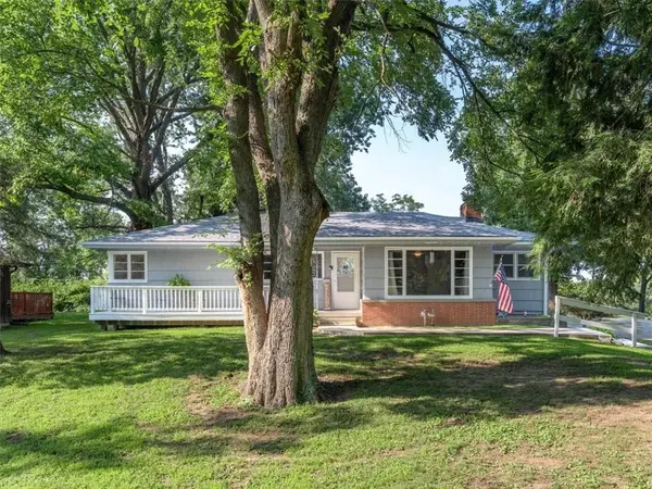 1035 E Hyde Park AVE, St Joseph, MO 64504