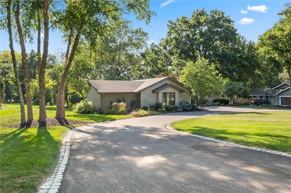 8728 Delmar ST, Prairie Village, KS 66207