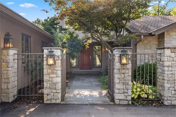 8728 Delmar ST, Prairie Village, KS 66207