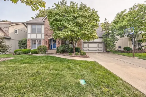 10521 W 130th TER, Overland Park, KS 66213