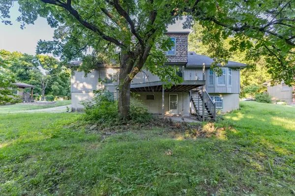 6520 NW Melody LN #W, Parkville, MO 64152