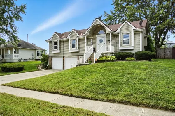 1104 NE Ridgeview DR, Lee's Summit, MO 64086