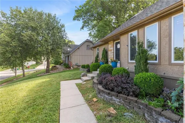 6907 Hallet DR, Shawnee, KS 66216