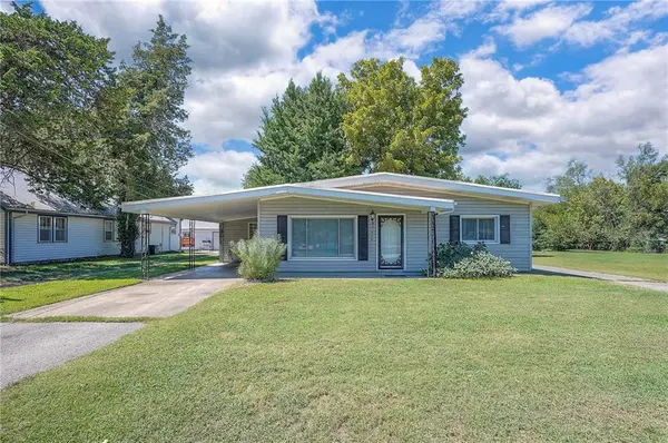 506 S Hospital DR, Paola, KS 66071