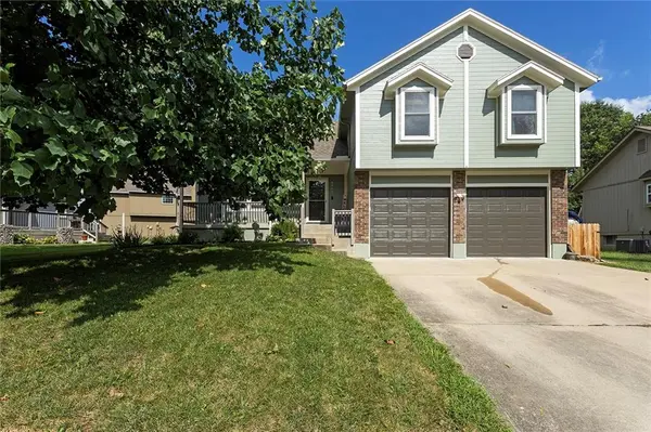 3832 SW Windsong DR, Lee's Summit, MO 64082