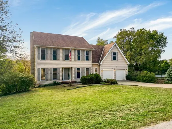 9125 Hillview DR, De Soto, KS 66018