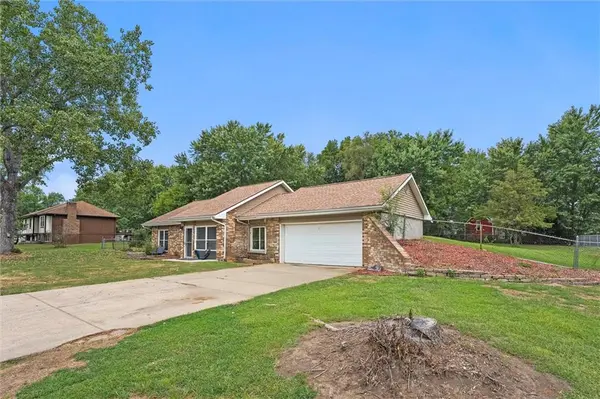 607 Arena DR, Peculiar, MO 64078