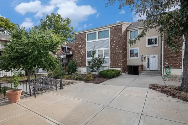 9622 Perry LN #C, Overland Park, KS 66212