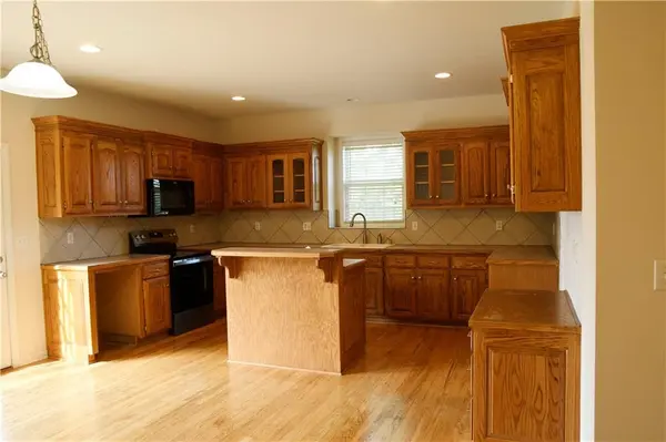 13821 Grove AVE, Bonner Springs, KS 66012