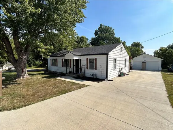 621 Charlotte ST, Grain Valley, MO 64029