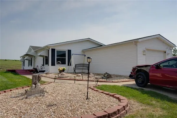 935 NE White Oaks LN, Oak Grove, MO 64075