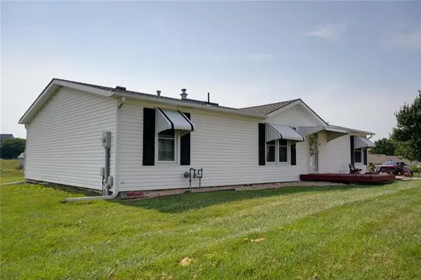 935 NE White Oaks LN, Oak Grove, MO 64075