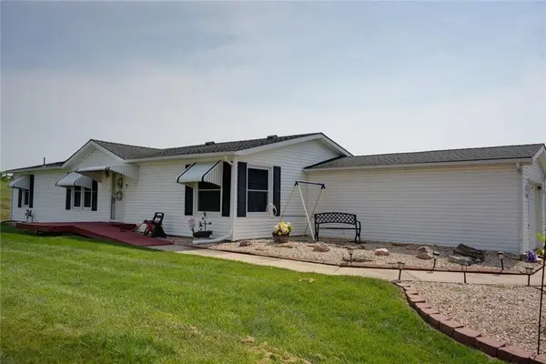 935 NE White Oaks LN, Oak Grove, MO 64075