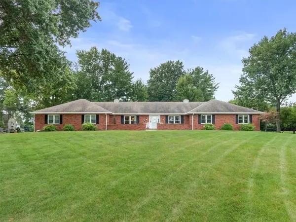 2 Eastwood DR, St Joseph, MO 64506