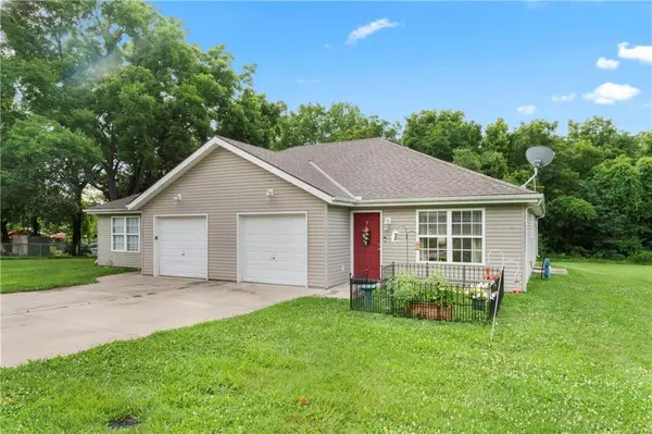 207-209 Sycamore ST, Harrisonville, MO 64701
