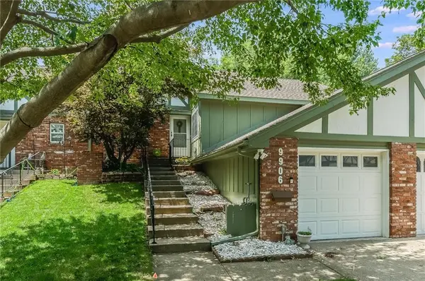 9906 Edelweiss CIR, Shawnee, KS 66203