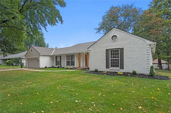 7801 W 98th TER, Overland Park, KS 66212