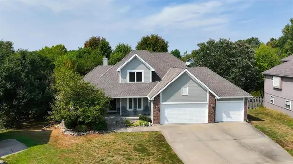 902 Aspen DR, Smithville, MO 64089