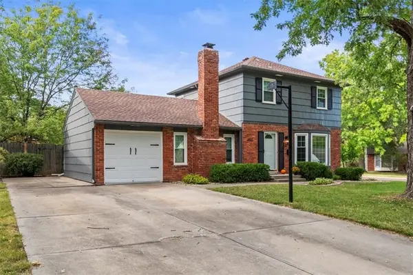8902 W 97th TER, Overland Park, KS 66212