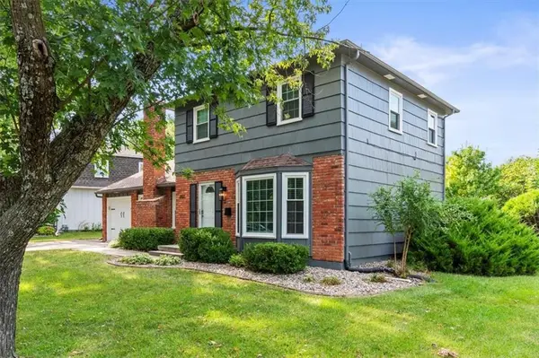 8902 W 97th TER, Overland Park, KS 66212
