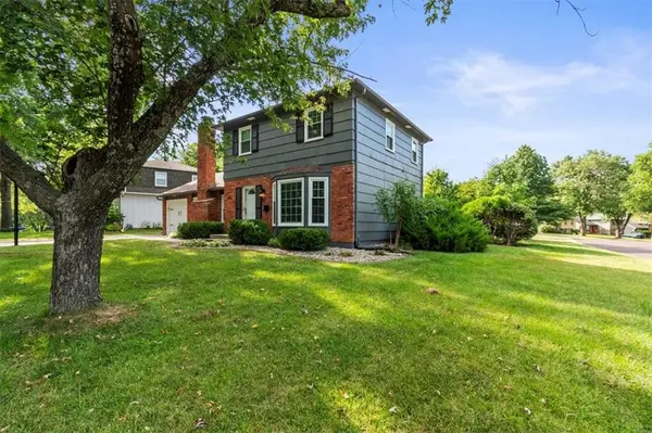 8902 W 97th TER, Overland Park, KS 66212