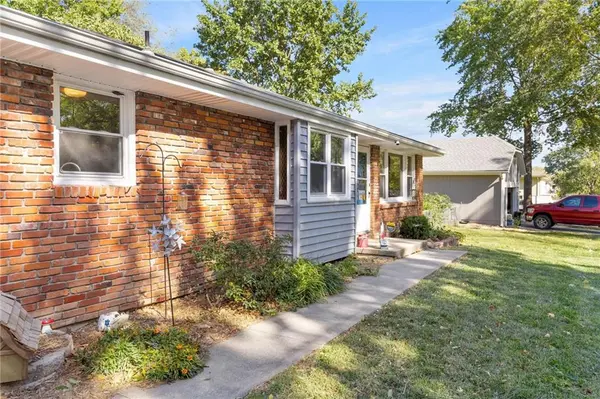 202 SW 21st ST, Oak Grove, MO 64075