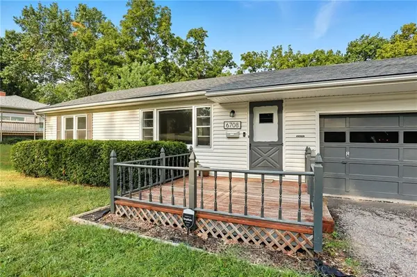 6708 N Grand AVE, Gladstone, MO 64118