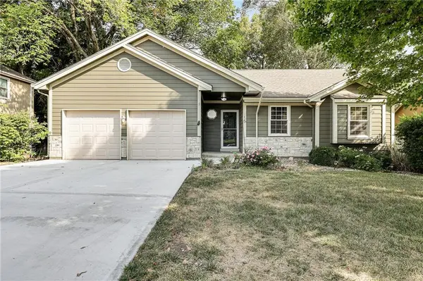 1420 NE Bronze DR, Lee's Summit, MO 64086