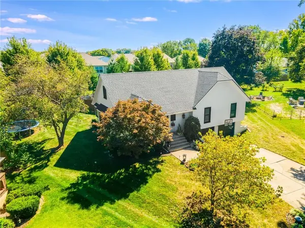 1004 SW Hiawatha DR, Blue Springs, MO 64015