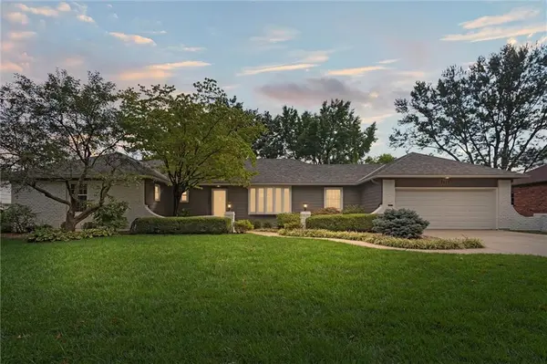 7617 W 98th TER, Overland Park, KS 66212
