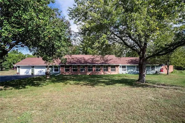 7000 E Martha CIR, Peculiar, MO 64078