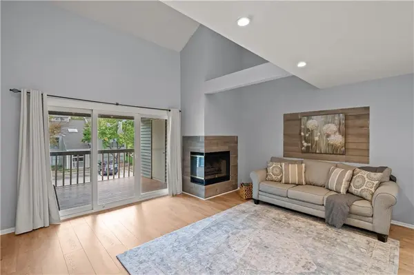 8819 W 106th TER, Overland Park, KS 66212