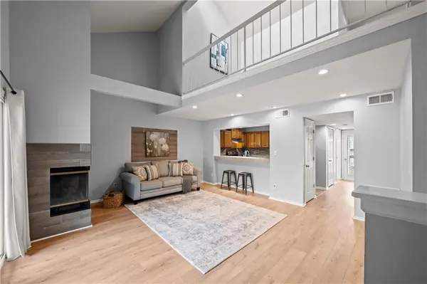 8819 W 106th TER, Overland Park, KS 66212