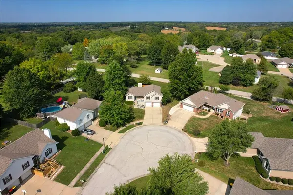 1724 Aspen LN, Excelsior Springs, MO 64024