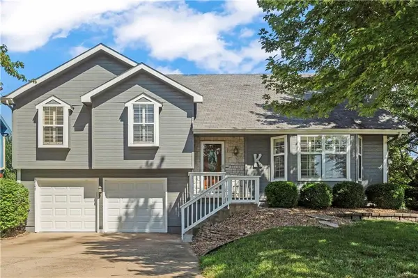 1002 N Parker TER, Olathe, KS 66061
