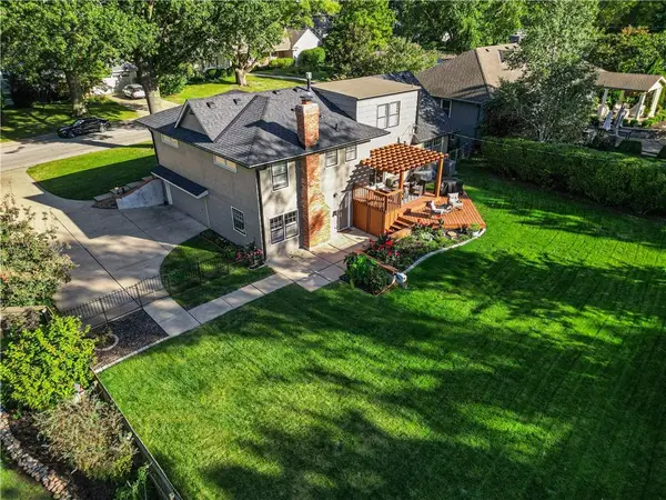 8252 Outlook LN, Prairie Village, KS 66208