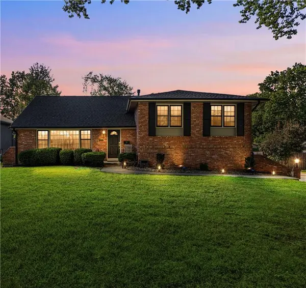 8252 Outlook LN, Prairie Village, KS 66208
