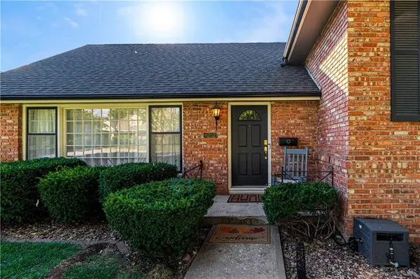 8252 Outlook LN, Prairie Village, KS 66208
