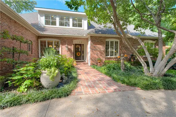 8728 Cherokee LN, Leawood, KS 66206