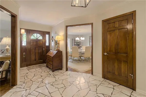 8728 Cherokee LN, Leawood, KS 66206