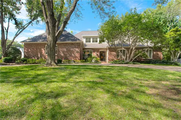 8728 Cherokee LN,  Leawood,  KS 66206