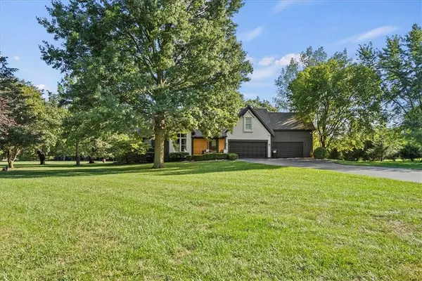 10615 W 164th ST, Overland Park, KS 66221