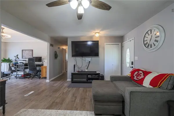 403 Ridgeway DR, Greenwood, MO 64034