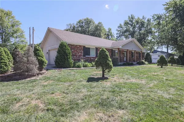 403 Ridgeway DR, Greenwood, MO 64034