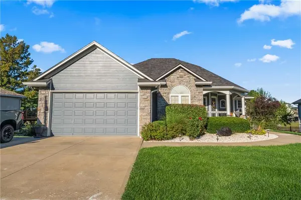 636 SW Lakeview DR, Grain Valley, MO 64029