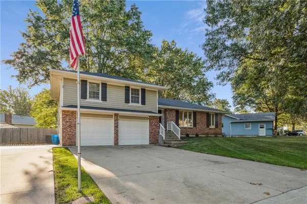 205 S Broadmoor ST, Louisburg, KS 66053